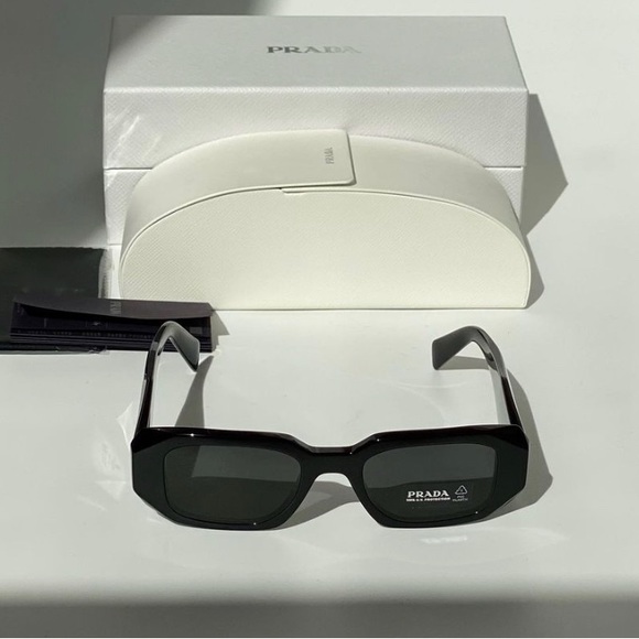 💯 - Authentic- NEW Prada PR17WS 1AB5S0 Black Gray Rectangle Unisex Sunglasses - Picture 2 of 9